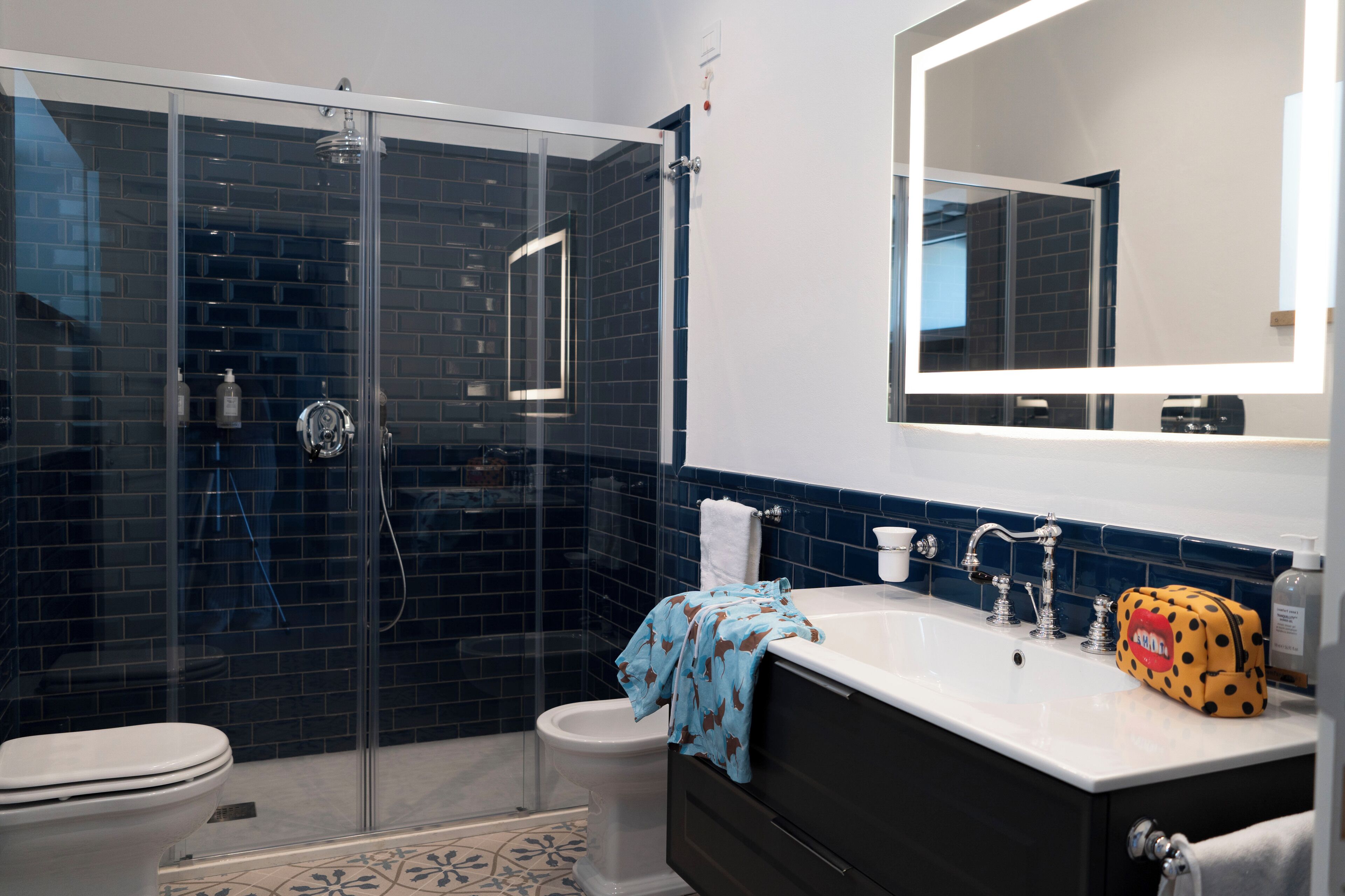 Ducha, secador de pelo, toallas, jabón