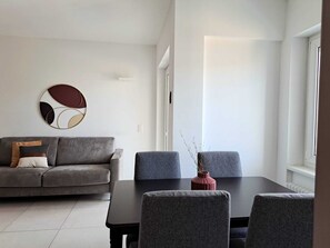 Leilighet – business, balkong | Oppholdsområde | En 32-tommers Flatskjerm-TV med Parabol-TV