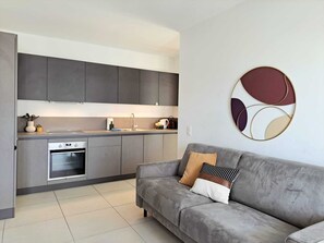 Business-Apartment, Balkon | Eigene Küche | Kühlschrank, Ofen, Herdplatte, Geschirrspüler