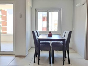 Apartamento Business, balcón | Zona de estar | Televisión de pantalla plana de 32 pulgadas con canales por satélite