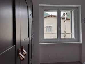 Comfort-huoneisto, parveke | 2 makuuhuonetta, untuvapeitot, silitysrauta/-lauta, vauvansängyt