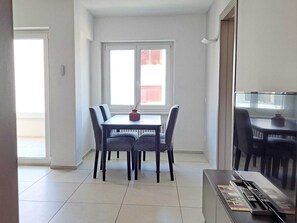 Leilighet – business, balkong | Oppholdsområde | En 32-tommers Flatskjerm-TV med Parabol-TV