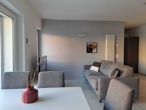 Junior appartement | Woonruimte | Een 32-inch flatscreentelevisie met satellietzenders