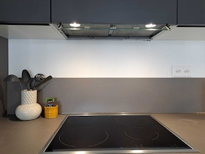 Departamento empresarial, balcón | Cocina privada | Refrigerador, horno, parrilla de estufa y lavavajillas 