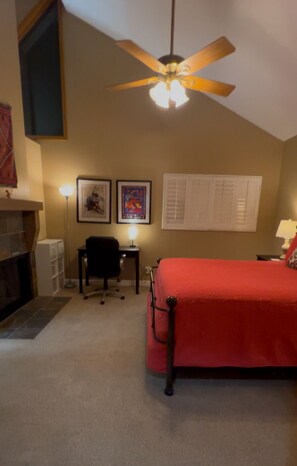 3 bedrooms, desk, iron/ironing board, free WiFi