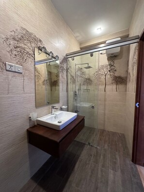 Doccia, bidet, asciugamani, sapone