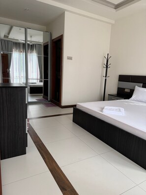 3 habitaciones, tabla de planchar con plancha, wifi y ropa de cama 