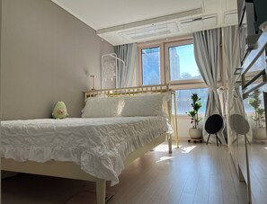 1 dormitori, caixa forta a l'habitació i escriptori 