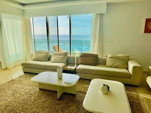 Smart TV - Luxury 3-bedroom seafront apartment, terrace, swimming pool, sports, 24/7 security (Dakar)