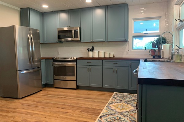 Kjøleskap, mikrobølgeovn, ovn og kokeplater