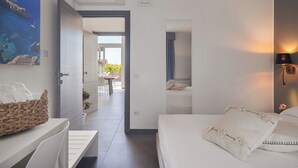 A modern bedroom with a bed, bedside table, and a wall-mounted lamp. - Design Apartments D'Orlando (Capo d'Orlando)