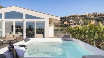 Panoramic Apartment, 2 Bedrooms, Jetted Tub, City View | Jetted bathtub