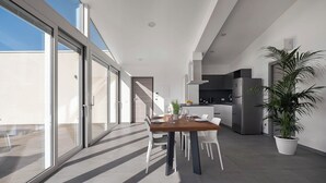 A modern kitchen with a built-in oven and a refrigerator. - Design Apartments D'Orlando (Capo d'Orlando)