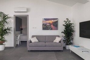 Panoramic Apartment, 2 Bedrooms, Jetted Tub, City View | Living area