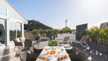 Panoramic Apartment, 2 Bedrooms, Jetted Tub, City View | Terrace/patio