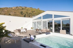 Panoramic Apartment, 2 Bedrooms, Jetted Tub, City View | Jetted tub