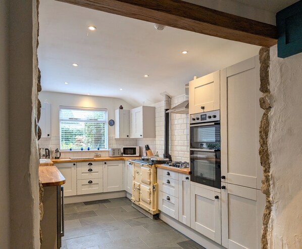 Maison | Cuisine privée | Réfrigérateur, four à micro-ondes, un four, surface de cuisson