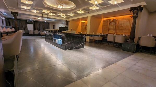 A spacious lobby with a marble reception desk, modern lighting, and a large chandelier. - Quality Inn Residency Hyderabad (Hyderabad)
