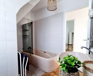 Asciugacapelli, bidet, asciugamani, sapone