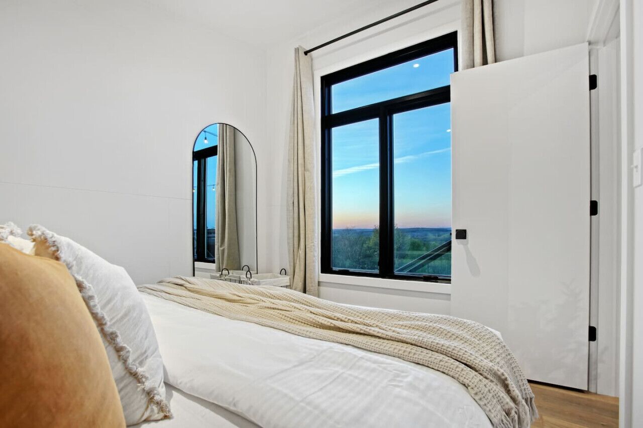 1 bedroom, desk, travel crib, free WiFi