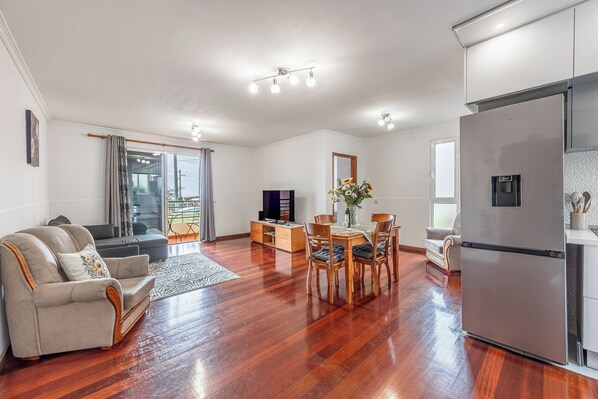 Smart TV, books - Cozy Seaside Cottage | Ocean Views & Near Beach (Caniço)