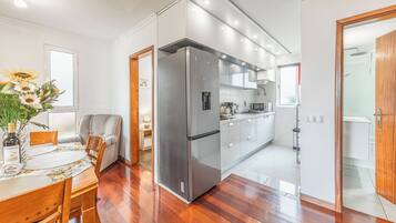 Een koelkast, een magnetron, een koffiezetapparaat/waterkoker