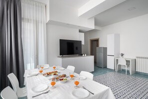 Executive Apartment, 2 Bedrooms, Roll-in Shower, Patio | Living area