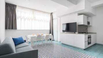 Leilighet – executive, 2 soverom, rullestolvennlig dusj, terrasse | Oppholdsområde | TV