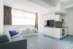 Executive-Apartment, 2 Schlafzimmer, rollstuhlgeeignete Dusche, Terrasse | Wohnbereich