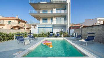 Hồ bơi ngoài trời phục vụ theo mùa, ghế dài tắm nắng