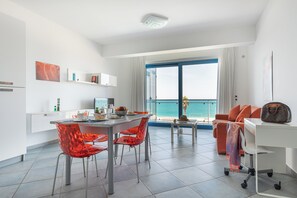 Superior-Apartment, 2 Schlafzimmer, Terrasse, Meerblick | Wohnzimmer