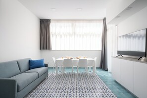 Executive Apartment, 2 Bedrooms, Roll-in Shower, Patio | Living area