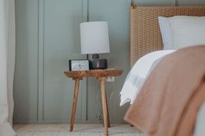 1 bedroom, desk, iron/ironing board, travel crib - The Maisonette on Duke | King Bed, Chic, Downtown Lancaster (Lancaster)