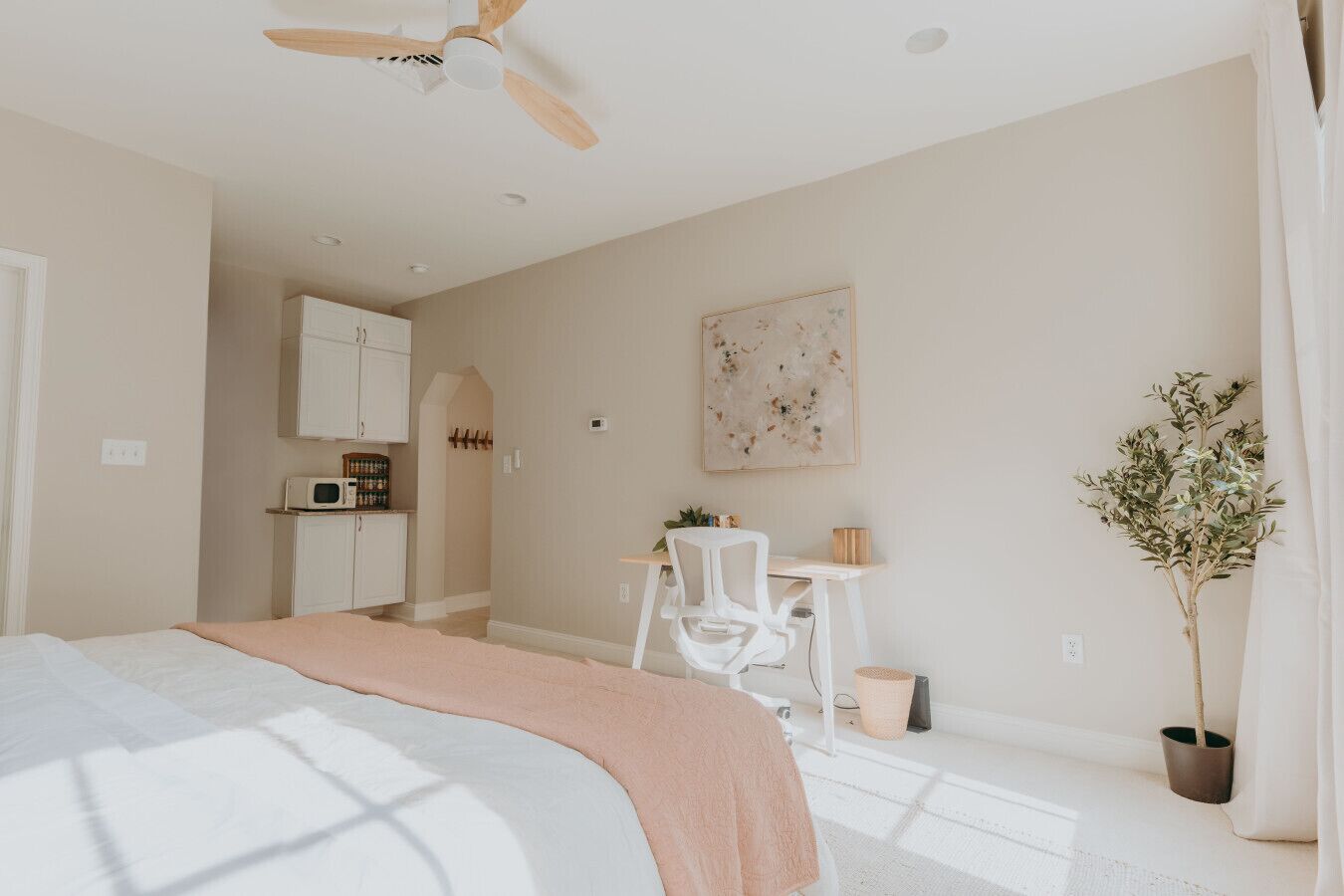 1 chambre, bureau, fer et planche à repasser, lit de bébé portatif