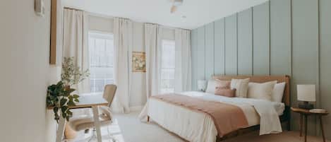 1 chambre, bureau, fer et planche à repasser, lit de bébé portatif