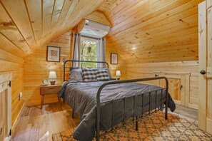 5 habitaciones, escritorio y tabla de planchar con plancha 