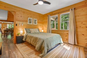 5 slaapkamers, een bureau, een strijkplank/strijkijzer, reisbedje