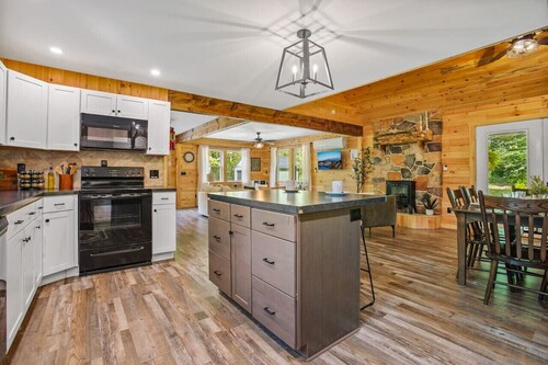 Tuscarora Mountain Retreat | Hot Tub, Hiking, Family Cabin