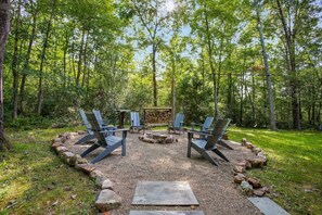 Property grounds - Tuscarora Mountain Retreat | Hot Tub, Hiking, Family Cabin (Orbisonia)