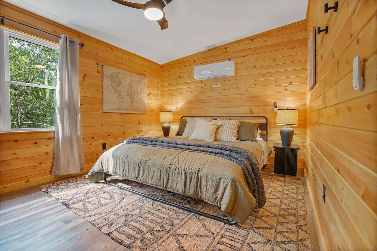 5 chambres, bureau, fer et planche à repasser, lit parapluie