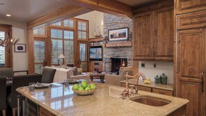 Smart-TV, Kamin, Tischfußball, Arbeitsbereiche