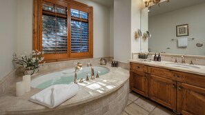 Hårføner, håndklær, såpe og sjampo