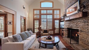 Smart-TV, Kamin, Tischfußball, Arbeitsbereiche