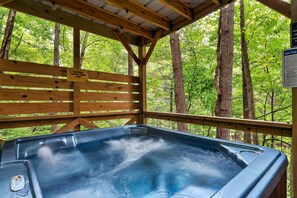 Outdoor spa tub - The Piney Perch with Peaceful water views and perfect location! (Sevierville)