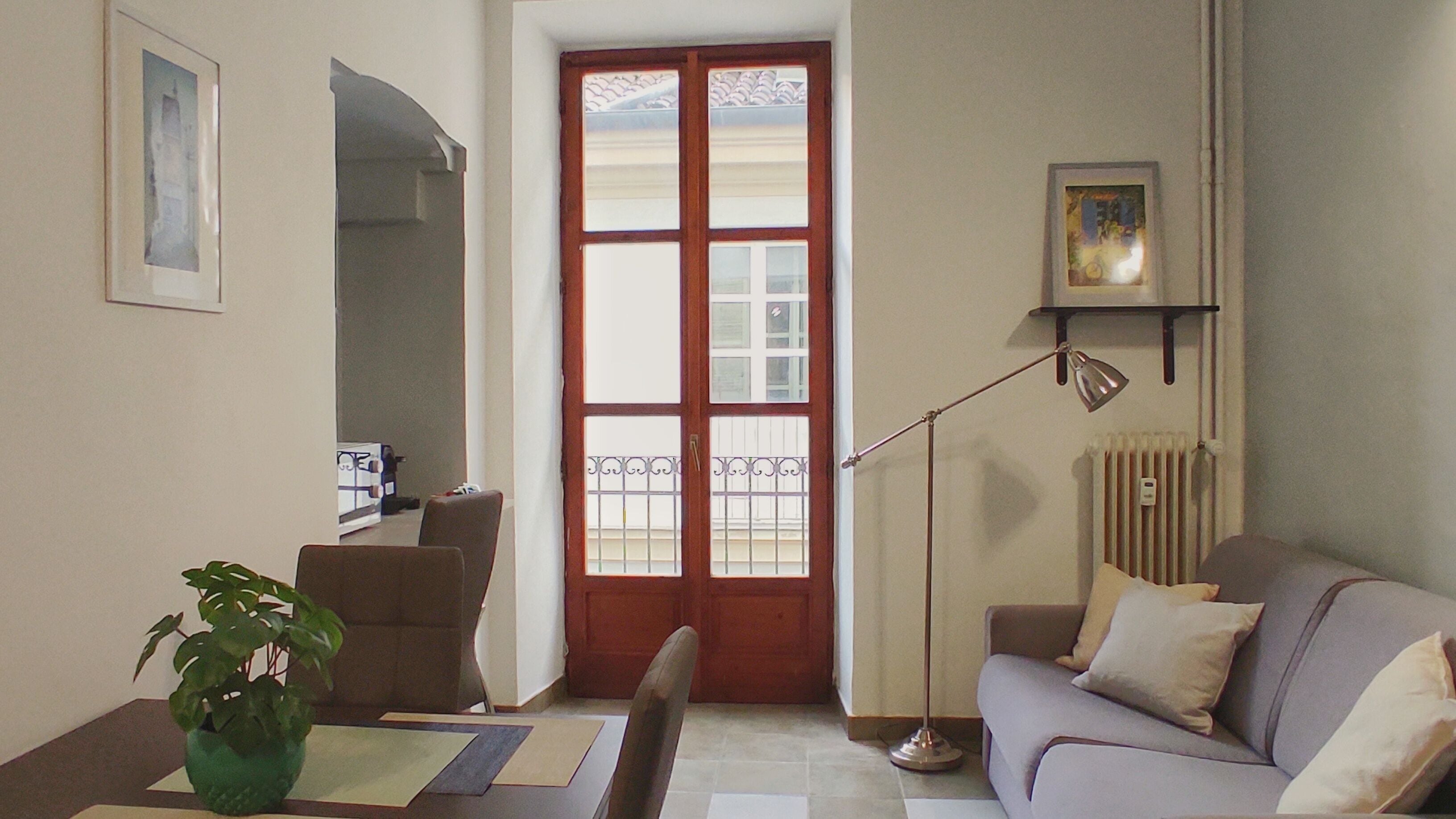 Basic-Apartment, Balkon | Wohnbereich | 35-Zoll-Fernseher mit Digitalempfang