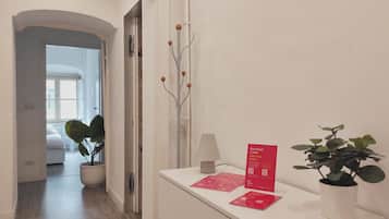 Familienapartment | Wohnbereich | 35-Zoll-Fernseher mit Digitalempfang