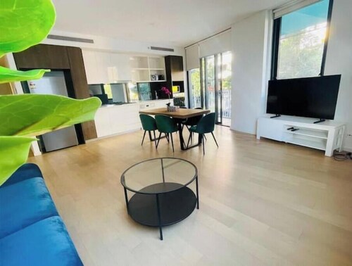 Amazing 2 bedrooms condo [Street Parking, WiFi]