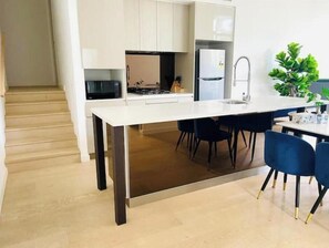Private kitchen - Charming and cozy 3 Bedroom Condo [Parking, Wi-Fi] (Roseville)