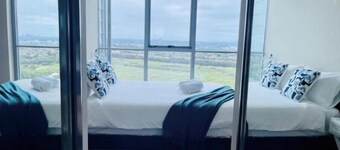 Panoramic City View 3bedroom condo Wi-Fi Parking