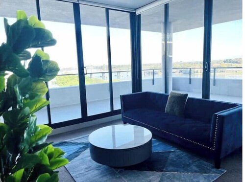 Stunning waterfront 3 bedroom condo with Pool, BBQ